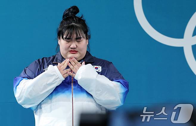 은메달을 수확한 대한민국 역도 국가대표팀 박혜정 선수가 11일(한국시간) 2024 파리올림픽 역도 여자 81kg급 시상식에서 눈물을 훔치고 있다. (공동취재) 2024.8.11/뉴스1 ⓒ News1 이동해 기자