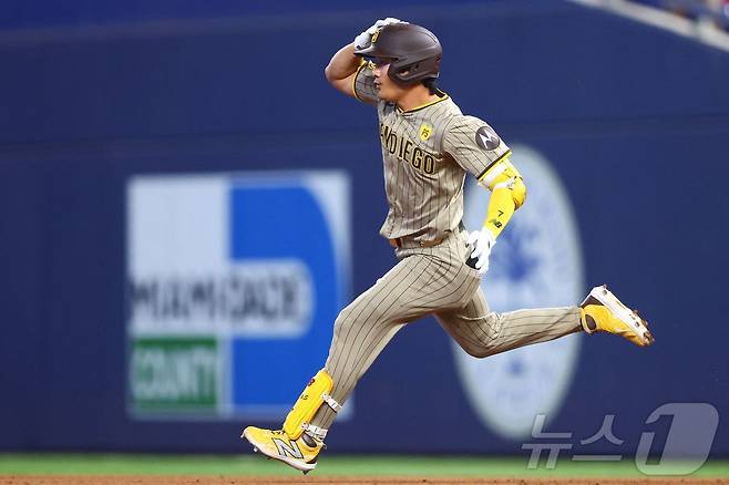 샌디에이고 김하성이 9회 2루타를 때린 뒤 베이스를 돌고 있다. ⓒ AFP=뉴스1