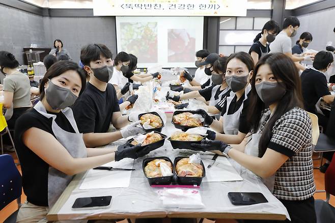 KCC글라스 임직원들이 서울시 서초구에 위치한 방배아트유스센터에서 기념활영을 하고 있다. /사진제공 = KCC글라스