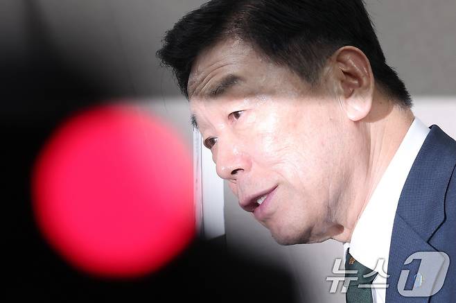 김형석 독립기념관장이 12일 서울 용산구 서울지방보훈청에서 열린 독립기념관 광복절 경축식 취소 및 뉴라이트 성향 관련 기자회견에서 발언하고 있다. 독립기념관은 12일 "김형석 신임 관장이 오는 15일 열리는 정부 주최 광복절 기념행사에 참석하기로 해 자체적으로 열어왔던 광복절 경축식 개최는 취소하기로 했다＂고 밝혔다. 경축식이 열리지 않는 것은 1987년 8월 15일 독립기념관이 개관한 이후 처음이다. 2024.8.12/뉴스1 ⓒ News1 김성진 기자