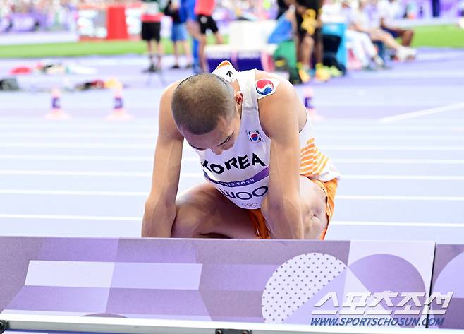 대한민국 육상 높이뛰기 대표 우상혁이 11일(한국 시간) 프랑스 파리 스타드 드 프랑스에서 열린 2024 파리올림픽 육상 남자 높이뛰기 결선에서 2m31을 3차 시기에서도 실패한 후 아쉬워하고 있다. 파리(프랑스)=정재근 기자 cjg@sportschosun.com/2024.8.11/