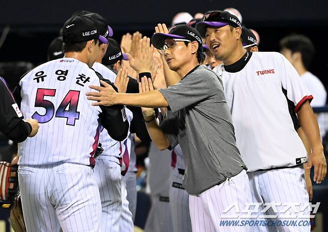 9일 잠실야구장에서 열린 NC와 LG의 경기, LG가 10대9로 승리하며 2연승을 달렸다. 염경엽 감독이 선수들과 기쁨을 나누고 있다. 잠실=허상욱 기자 wook@sportschosun.com/2024.08.09/