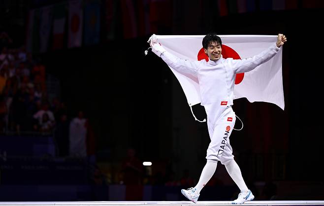 (240728) -- PARIS, July 28, 2024 (Xinhua) -- Kano Koki of Japan celebrates after the Men's Epee Individual Gold Medal Bout of Fencing against Yannick Borel of France at the Paris 2024 Olympic Games in Paris, France, on July 28, 2024. (Xinhua/Zhang Hongxiang)<저작권자(c) 연합뉴스, 무단 전재-재배포, AI 학습 및 활용 금지>