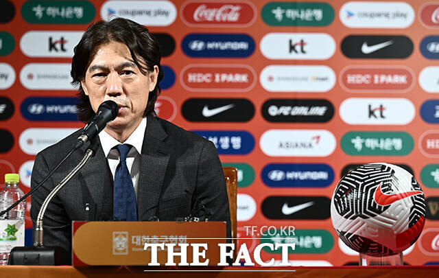 월드컵 11회 연속 본선 진출에 도전하는 홍명보호가 드디어 '2026 국제축구연맹(FIFA) 북중미 월드컵' 아시아 지역 3차 예선 1, 2차전 경기 일정표를 받아들었다. 사진은 대한민국 축구 국가대표팀 감독으로 선임된 홍명보 감독이 7월 29일 오전 서울 종로구 대한축구협회에서 취임 기자회견을 열고 입장을 밝히는 장면. /박헌우 기자