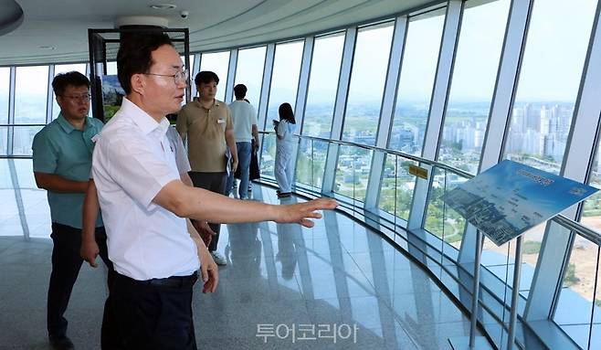 윤병태 나주시장이 최근 360도 파노라마뷰 조망권 확보를 위한 확장 공사를 마친 빛가람전망대를 방문해 내부시설을 점검하고 있다. /사진-나주시