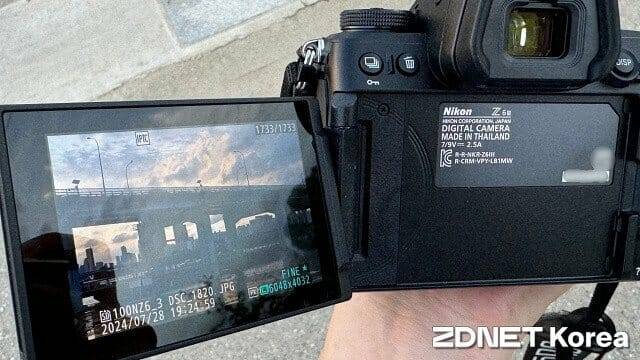 LCD 모니터는 4축 틸트 구조로 셀피 촬영이나 영상 촬영시 편의도를 높였다. (사진=지디넷코리아)