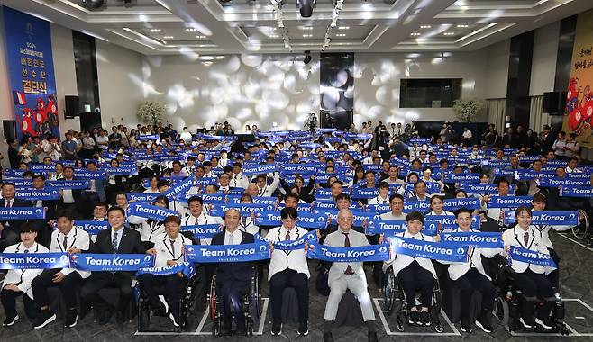 12일 오후 서울 송파구 올림픽파크텔에서 열린 2024 파리 패럴림픽 대회 결단식에서 참석자들이 머플러 세리머니를 하고 있다. /연합뉴스