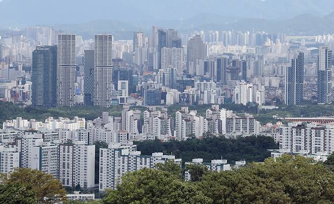 서울 중구 남산에서 바라본 서울 도심 아파트 단지 모습. /뉴스1