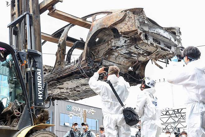 지난 1일 인천 청라 아파트 지하주차장에서 발생한 화재로 전소된 전기차가 2차 합동감식을 받기 위해 지게차에 실려 정비소로 향하고 있다./뉴스1