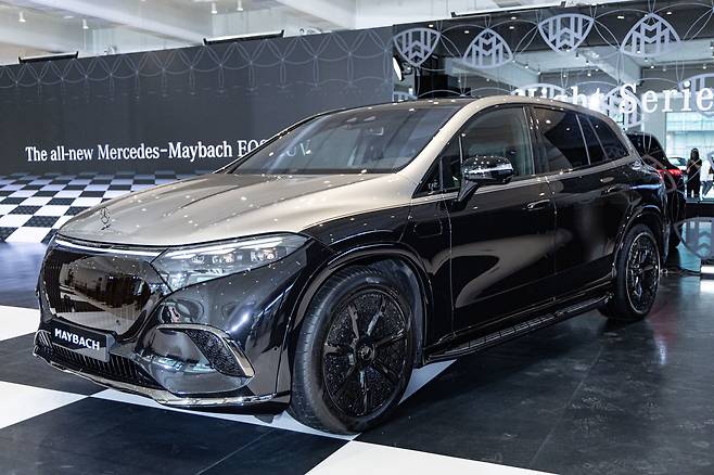메르세데스벤츠코리아는 지난달 25일 서울 성수동에 위치한 복합문화공간 XYZ에서 메르세데스 마이바스 EQS 680 SUV 나이트 시리즈를 공개했다. 해당 차량은마이바흐의 첫 순수 전기차로 블랙 및 실버를 조합한 투톤 페인트를 중심으로 어둡고 절제된 색상을 적용한 것이 특징이다. /뉴스1