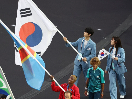 폐회식 기수 맡은 박태준과 임애지. 연합뉴스.