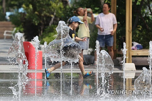 무더위가 이어지고 있는 12일 오전 서울 광화문광장 바닥분수에서 어린이들이 물놀이를 하고 있다. [연합뉴스]