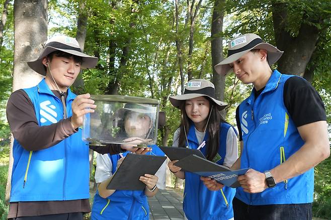 지난 8일 서울 용산구 남산 일대에서 SC제일은행 임직원들이 생물 다양성 보호 목적의 연구 데이터 축적 및 기부를 위해 매미 서식지를 탐사하며 매미 개체를 관찰하고 있다. 사진제공=SC제일은행