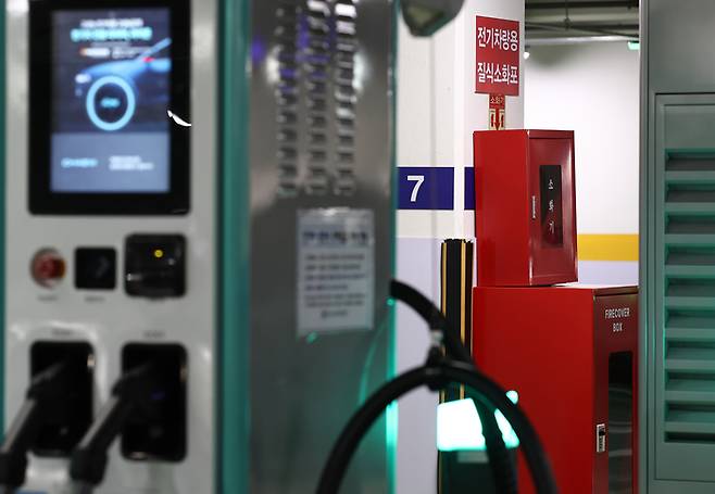 11일 서울 강남구의 한 공영주차장에 전기차량 화재용 질식소화덮개가 설치돼 있다. 연합뉴스.