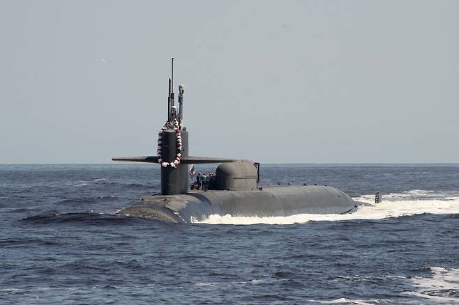 2022년 9월22일 오하이오급 유도 미사일 잠수함 USS 조지아(SSGN 729)가 790일간의 전방 배치를 마치고 조지아주 킹스베이 해군 잠수함 기지에 있는 모항으로 복귀하고 있다. 미 해군 제공