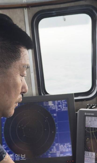 7월은 한 어기 중 마지막으로 고기를 잡는 달이다. 그래서 607 영진호의 곽운영 선장의 마음은 평소보다 더 비장하다. 사진은 곽 선장이 조타실의 레이더 장비들을 들여다보는 모습. 29세 때 처음 선장이 된 그는 평생 어선을 몰며 가족들의 생계를 책임졌다. 제주=유대근 기자