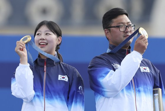 양궁 3관왕에 오른 임시현(왼쪽)과 김우진. 연합뉴스