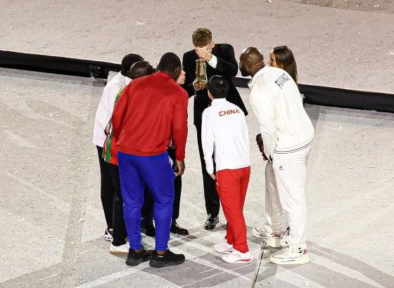 함께 성화를 입으로 끄기 위해 모인 6명의 선수와 토마스 바흐 위원장. 뉴스1