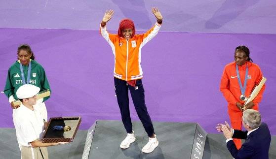 시판 하산이 여자마라톤 금메달을 목에 걸고 손을 흔드는 모습. 파리=김성룡 기자