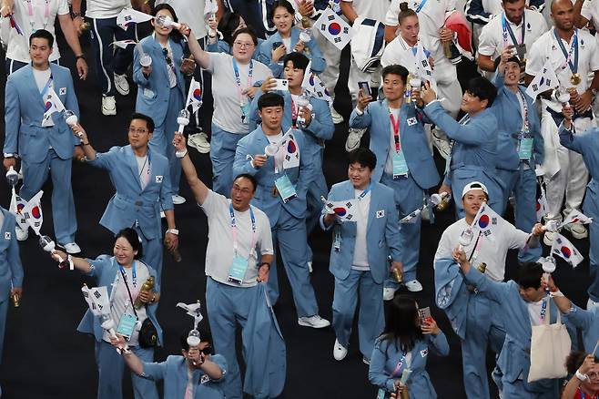 한국 선수단이 2024 파리올림픽 폐회식에 입장하고 있다. 연합뉴스