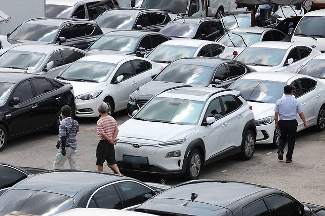 A used car dealership is packed with EVs on sale in Seongdong District, eastern Seoul, on Monday. [NEWS1]