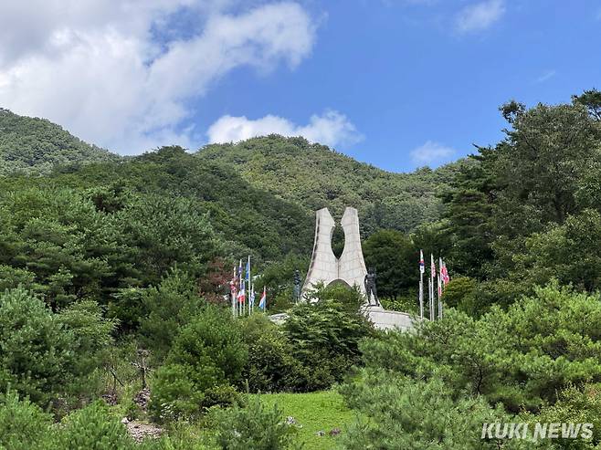 '비목공원 전경'평화의 댐 주변에 조성된 공원으로 가곡 '비목의 탄생지이다. 공원에는 기념탑을 비롯하여 철조망을 두른 언덕 안에 녹슨 철모를 씌운 나무십자가가 10여 개 서 있고 주차장 입구에는 '비목' 노래비가 있다. 매년 6월이면 무명용사의 넋을 기리는 '비목문화제'가 열려 진중가요 부르기, 시낭송 등의 추모제 행사가 열린다.