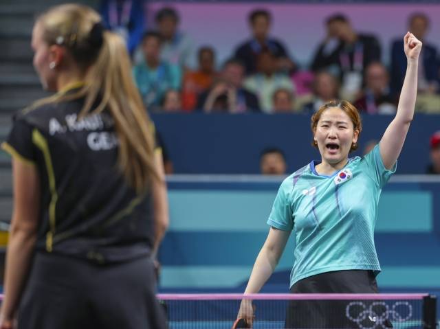 10일(현지시간) 프랑스 파리 사우스 파리 아레나에서 열린 2024 파리올림픽 여자 단체전 동메달 결정전 두 번째 경기에 나선 한국의 이은혜가 독일 아네트 카우프만에게 팀의 두 번째 경기를 따낸 뒤 환호하고 있다. 연합뉴스