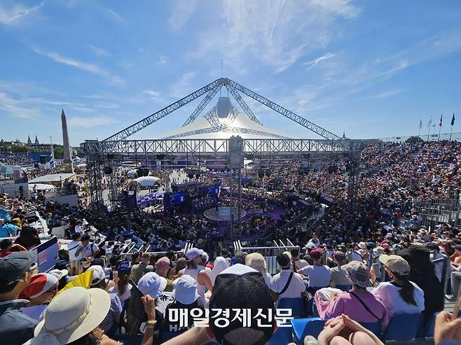 지난 10일 파리올림픽 브레이킹 경기가 열린 프랑스 파리 콩코르드광장 특설경기장에 관중들이 꽉 들어찼다. [파리/김지한 기자]