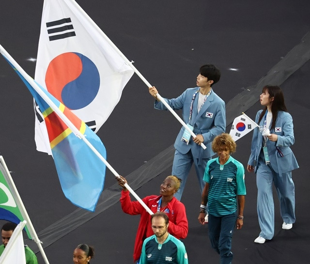 폐회식 기수를 맡은 박태준과 임애지. 사진=연합뉴스