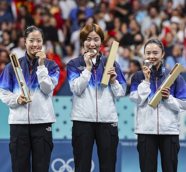 여자 탁구 단체전에서 동메달을 따낸 신유빈(왼쪽부터), 이은혜, 전지희. 사진=연합뉴스