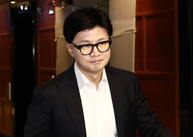 한동훈 국민의힘 대표가 김경수 전 경남지사 복권에 대한 질문에 자신의 뜻을 이미 알렸다고 답했다. 사진은 한 대표가 12일 서울 여의도 한 식당에서 4선 중진의원들과 오찬을 하기 위해 식당으로 향하는 모습. /사진=뉴스1