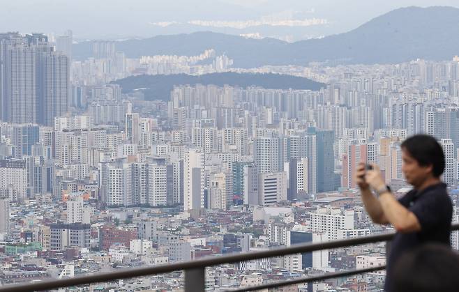 서울 남산에서 바라본 시내 아파트 모습. [연합]