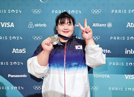 11일(현지시간) 열린 2024 파리 올림픽 역도 여자 81kg 이상급에서 준우승한 박혜정이 은메달을 들고 웃고 있다. [SK텔레콤 제공]