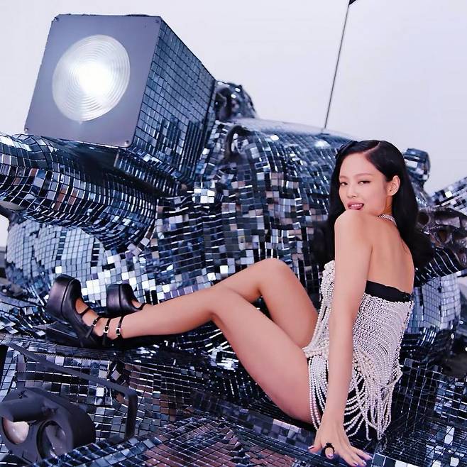 2022년 발매한 두 번째 정규 앨범 ‘본 핑크(BORN PINK)’ 재킷과 뮤직비디오에서 다이애나 푸트리의 의상을 입은 블랙핑크 [다이애나 쿠튀르 제공]