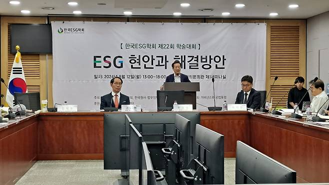 김재홍 ESG실천국민연대 상임의장(17대 국회의원, 전 서울디지털대 총장)이 축사를 통해 "국제기구의 ESG 지침 중 투명 경영과 공정거래를 실천함으로써 부패 방지에 큰 효과를 거둘 수 있다"고 강조했다.[한국ESG학회 제공]