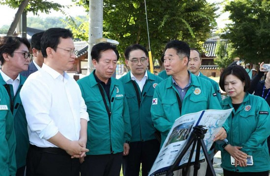 김형동 의원과 권기창 안동시장이 11일 안동댐 녹조발생 현장을 방문해 구인도 한국수자원공사 안동권지사장으로부터 현황을 보고받고 있다. (안동시 제공)