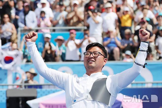 [파리=뉴시스] 김진아 기자 = 김우진이 4일(현지시각) 프랑스 파리 레쟁발리드에서 열린 2024 파리 올림픽 양궁 남자 개인전 결승 미국 브레이디 엘리슨과의 경기에서 슛오프 접전 끝에 승리하며 금메달을 확정한 뒤 기뻐하고 있다. 2024.08.05. bluesoda@newsis.com