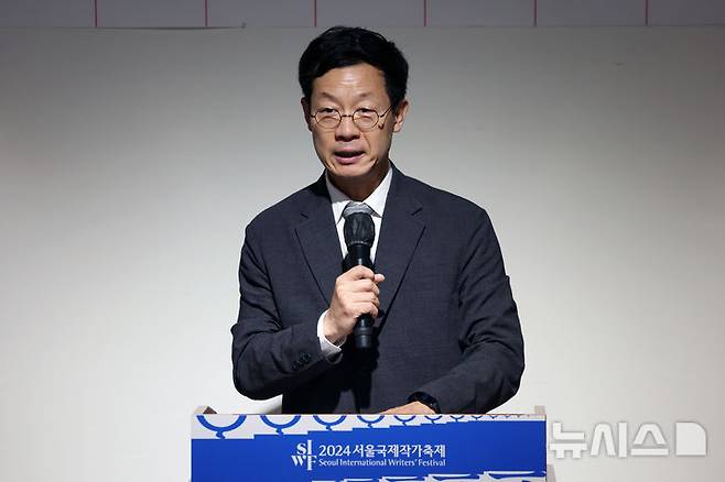 [서울=뉴시스] 박진희 기자 = 오형엽 '2024 서울국제작가축제' 기획위원장이 12일 서울 중구 달개비에서 '2024 서울국제작가축제' 기자간담회에 참석하여 기획 취지를 발표하고 있다. 2024.08.12. pak7130@newsis.com