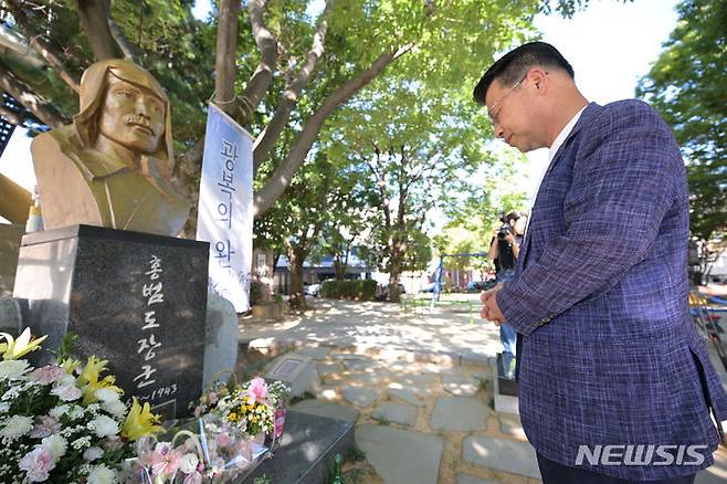 [광주=뉴시스] 이영주 기자 = 8일 오전 광주 광산구 홍범도공원(다모아어린이공원)에서 열린 홍범도공원조성추진위원회 등 광주 지역 7개 시민 단체의 육군사관학교 내 홍범도 장군 흉상 철거 계획 백지화 촉구 기자회견 도중 한 시민이 홍 장군 흉상을 향해 기도하고 있다. 2023.09.08. leeyj2578@newsis.com