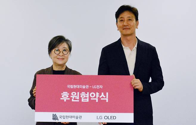 LG전자가 국립현대미술관(MMCA)과 3년 간 전시 후원 협약을 체결했다. 사진은 왼쪽부터 국립현대미술관 김성희 관장, LG전자 오승진 한국HE/BS마케팅담당. LG전자 제공