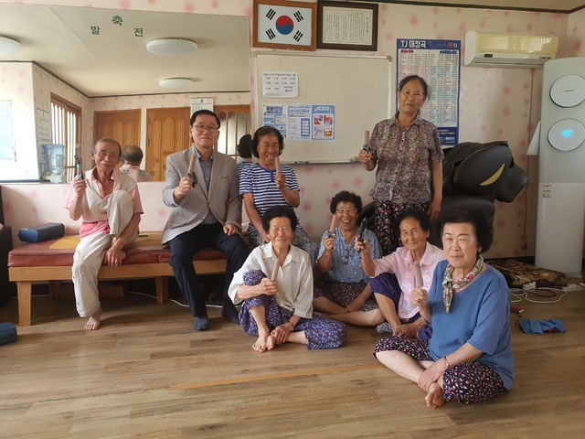 최용준 경남 사천농협 조합장(왼쪽 두번째)이 지역 내 마을회관을 찾아 어르신들에게 아이스크림을 전달하고 안부를 살피고 있다.