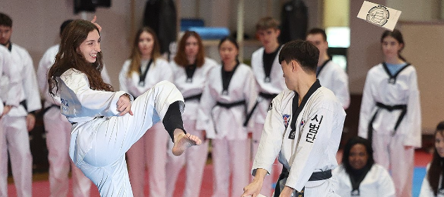 지난 1월 11일 대구 달서구 계명대학교 성서캠퍼스 태권도센터에서 프랑스 지역 계명대 자매대학 소속 외국인 학생들이 태권도 체험을 하고 있다. 연합뉴스