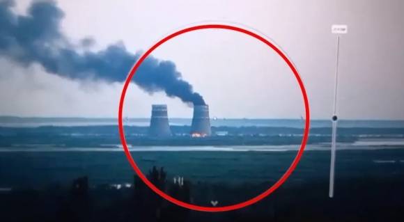 지난 11일 러시아군이 점령 중인 우크라이나 자포리자 원전에서 불길과 함께 검은 연기가 치솟고 있다. 볼로디미르 젤렌스키 우크라이나 대통령 텔레그램 캡처