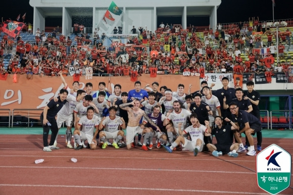 지난 9일 김천 상무를 2-1로 꺾고 K리그1 선두로 도약한 강원 FC. 한국프로축구연맹 제공