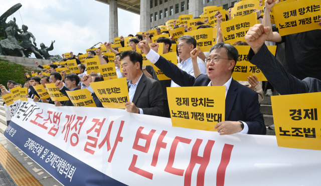 한국경영자총협회를 비롯한 경제 6단체 및 경제단체협의회 소속 경제인들이 1일 본회의가 열리고 있는 국회 본청 앞에서 노동조합법 개정(노란봉투법) 반대 결의대회를 하고 있다. 이날 결의대회에는 경총과 대한상공회의소, 한국경제인협회, 한국무역협회, 중소기업중앙회, 한국중견기업협회 등이 참여했다. 특히 경총과 대한상의, 한경협은 설립 이래 처음으로 집회를 개최했다. 오승현 기자