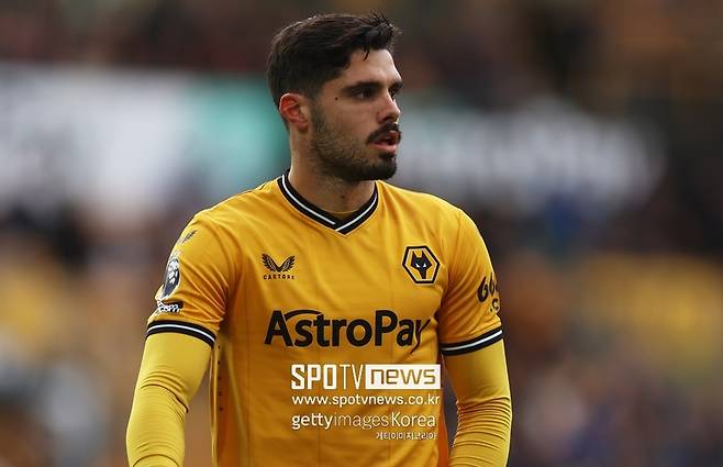 ▲ 페드루 네투가 첼시 유니폼을 입는다. 첼시는 11일(한국시간) 공식 홈페이지를 통해 네투 영입 사실을 발표했다. 토트넘, 아스널 등과 영입 경쟁에서 이겼다. 계약 기간은 7년. 이적료는 6,300만 유로(약 940억 원)로 알려졌다. 네투는 지난 시즌 황희찬과 함께 울버햄튼 공격을 양분했다. 빠른 드리블 돌파로 역습 상황에서 상대 수비를 흔들고 많은 공격 포인트를 기록했다. 지난 시즌 부상으로 20경기 출전에 그쳤지만 2골 9도움이나 올렸다. 잦은 부상만 없다면 첼시가 투자한 돈값은 할 수 있는 선수다. 다만 2021년 이후 부상으로 빠진 경기만 100경기가 넘는다.