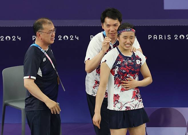 ▲ 문화체육관광부가 대한배드민턴협회를 전면 조사한다. 안세영이 지난 5일(한국시간) 2024 파리 올림픽 배드민턴 여자 단식에서 금메달을 딴 직후 제기한 문제들을 집중 검토한다. 안세영은 대한배드민턴협회의 대표팀 선수 관리, 부상 대응 등을 비판했다. 대한배드민턴협회의 부실한 선수 관리와 대표팀 선발에 공정성을 제기하는 사람들이 많다. 이에 대한배드민턴협회는 선택적인 반박으로 대응하고 있다. 이번 대한배드민턴협회 조사단장을 맡은 문체부 이정우 체육국장은 "안세영뿐 아니라 우리 선수라면 누구든지 하고 싶은 말을 할 수 있다. 선수 목소리에 귀를 기울이는 것이 문체부와 체육단체가 지녀야 할 당연한 자세다"라고 말했다. 이기흥 대한체육회장이 안세영의 인터뷰를 두고 "표현 방식이 서투르고 적절하지 않았다"고 한 말을 반박한 것이다. ⓒ 연합뉴스