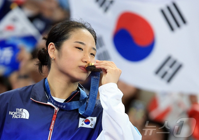 올림픽에서 우승을 차지한 안세영이 금메달에 입을 맞추고 있다. /사진=뉴스1