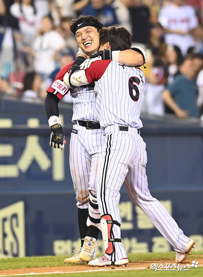 LG 포수 박동원(왼쪽)은 11일 잠실구장에서 열린 '2024 신한 SOL Bank KBO 리그' NC와 주말 3연전 마지막 경기에서 7번타자 포수로 선발 출전했다. 9회말 끝내기 2루타를 쳐 팀 승리에 힘을 보탰다. 박동원은 끝내기 안타 뒤 9회초 치명적인 실책을 저질렀던 구본혁을 안아주고 있다. 잠실, 고아라 기자