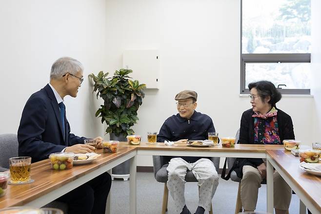 병문안 온 천대엽 법원행정처장(왼쪽)과 환담 중인 조무제 전 대법관(가운데) [부산고등법원 제공. 재판매 및 DB 금지]